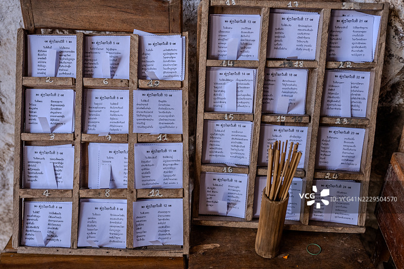 老挝琅勃拉邦附近的帕乌寺洞穴内，摆放着传统的寮国占卜条和竹占卜签。图片素材
