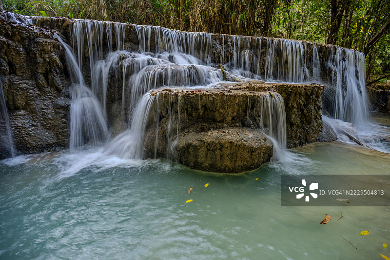 老挝光西瀑布宁静的绿松石色瀑布。图片素材