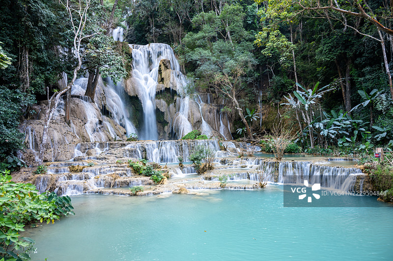 老挝琅勃拉邦，全景展示雄伟的关西瀑布。图片素材