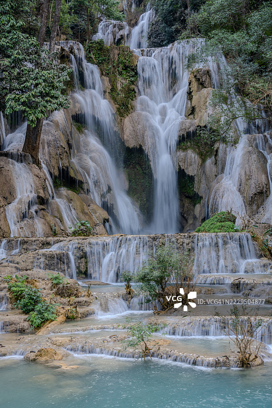 老挝光西瀑布主瀑布的特写镜头。图片素材