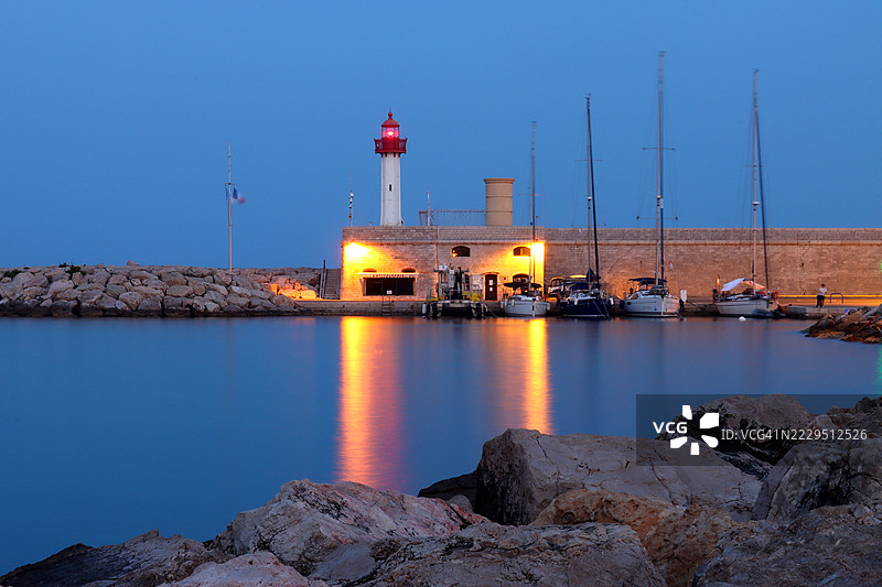 法国芒通老港口入口处的芒通灯塔（Phare de Menton）图片素材