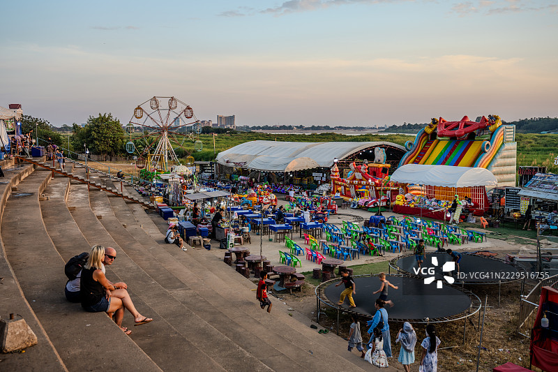 老挝万象河畔的集市，有游乐设施、游戏摊位和食品摊。图片素材