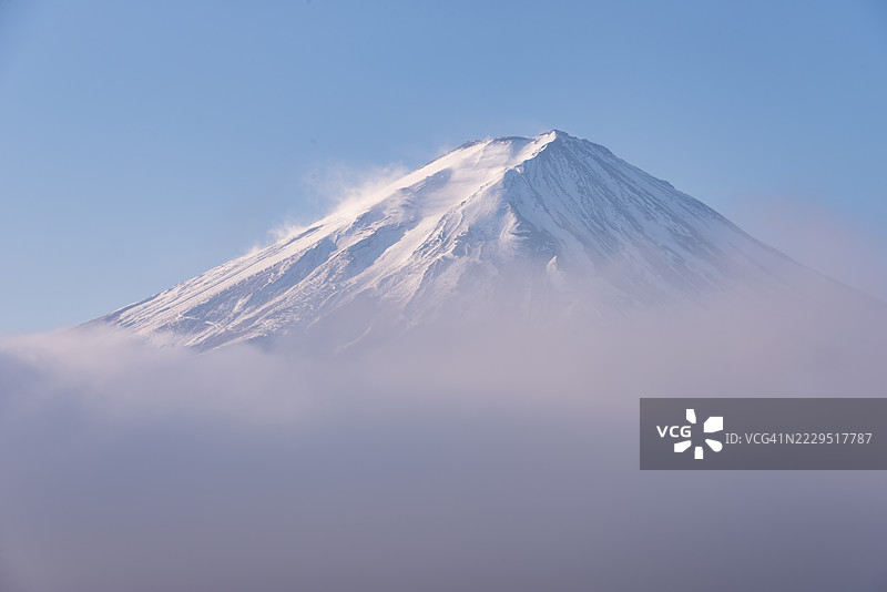 富士山在云层上方显现 - 特写视角图片素材
