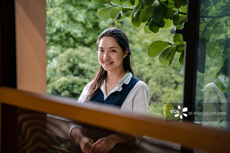 透过窗户看到的漂亮亚洲女性肖像图片素材