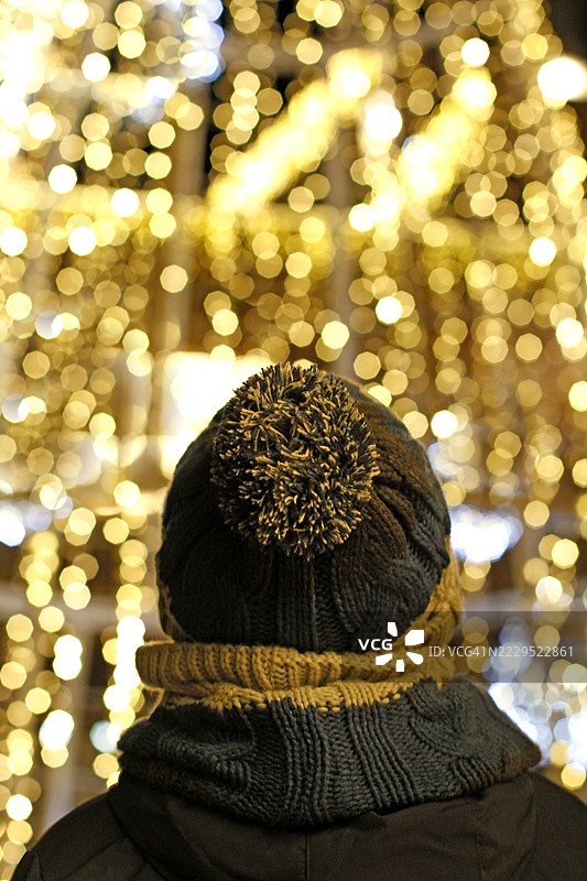 男孩在欣赏圣诞灯饰图片素材