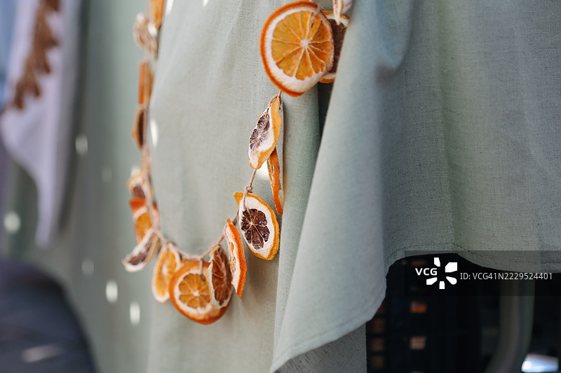 糖渍橙片花环用作当地农贸市场的桌布装饰图片素材