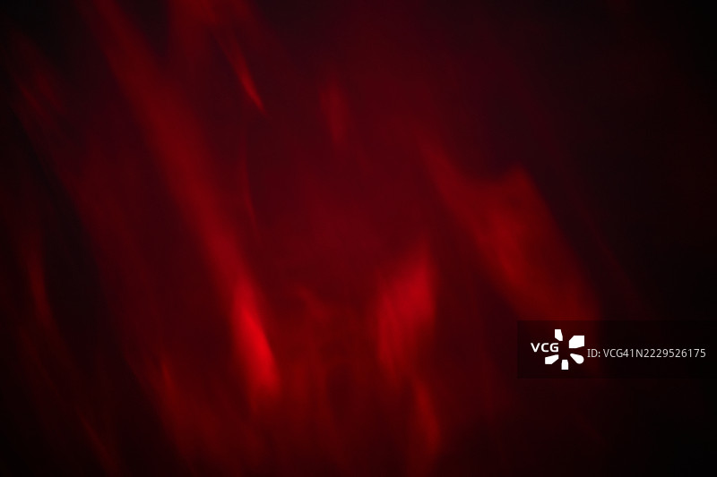 抽象红色光线图案，带有黑暗而神秘的美学艺术图片素材