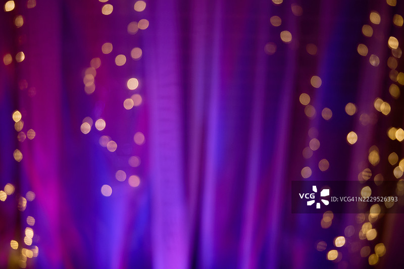 紫色和金色的生动模糊光点背景效果图片素材