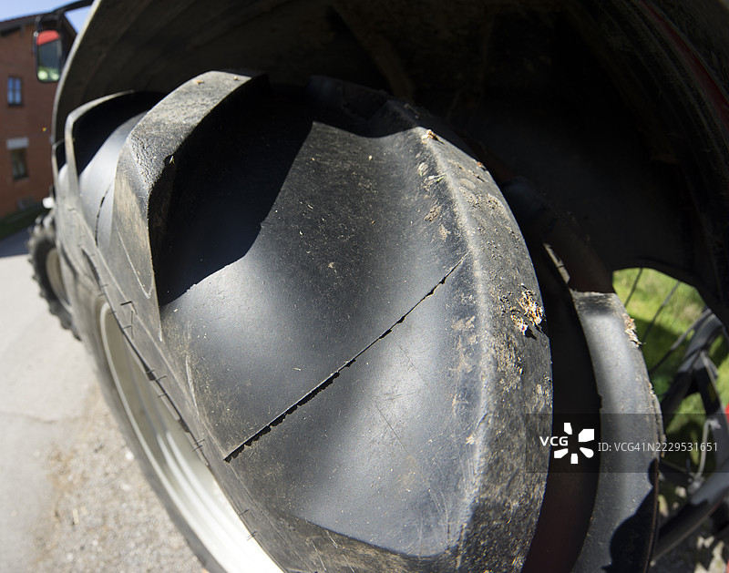 拖拉机轮胎图片素材