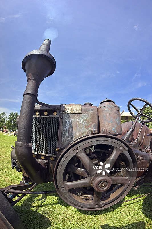 古董拖拉机蒸汽机（正在运转）图片素材