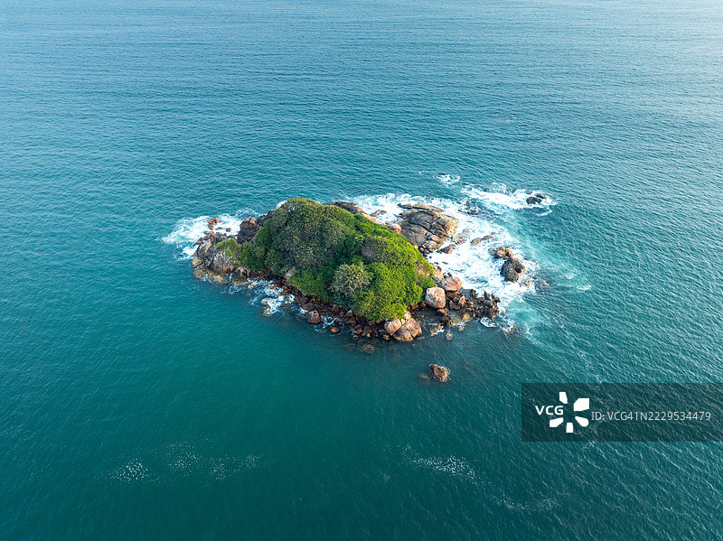 斯里兰卡南部省马塔拉区威利甘玛海岸线附近的海湾中的岛屿，鸟瞰照片。图片素材