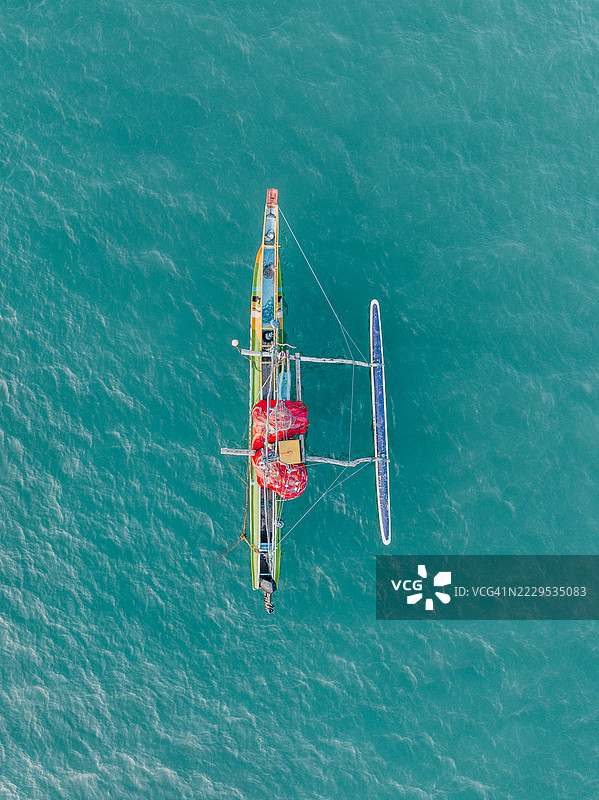 斯里兰卡传统的独木舟停靠在印度洋，照片由无人机视角拍摄，地点为斯里兰卡南部省马塔拉区的维利甘马。图片素材