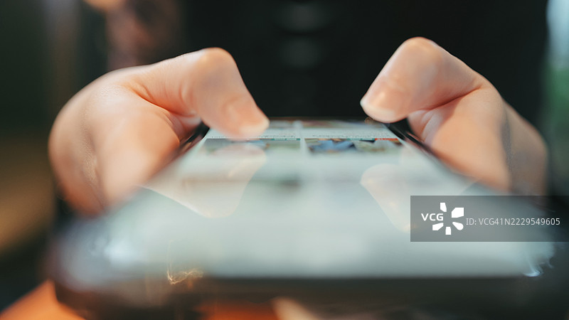 Z世代女性通过聊天机器人AI驱动的产品推荐探索新的时尚潮流，查看电子商务平台上的一系列时尚服装和系列。图片素材