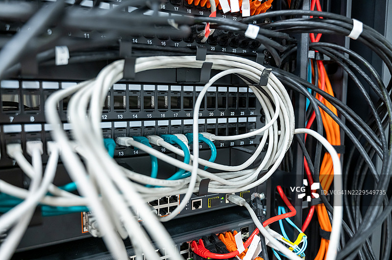 网络机架上的杂乱电缆图片素材