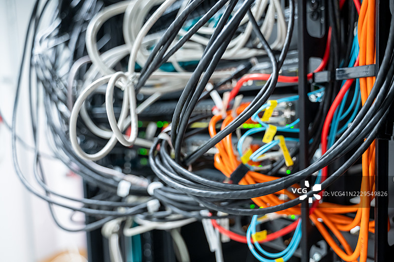 网络机架上的杂乱布线图片素材