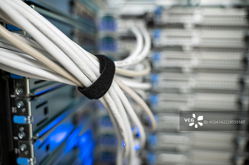 有序的网络机架布线图片素材