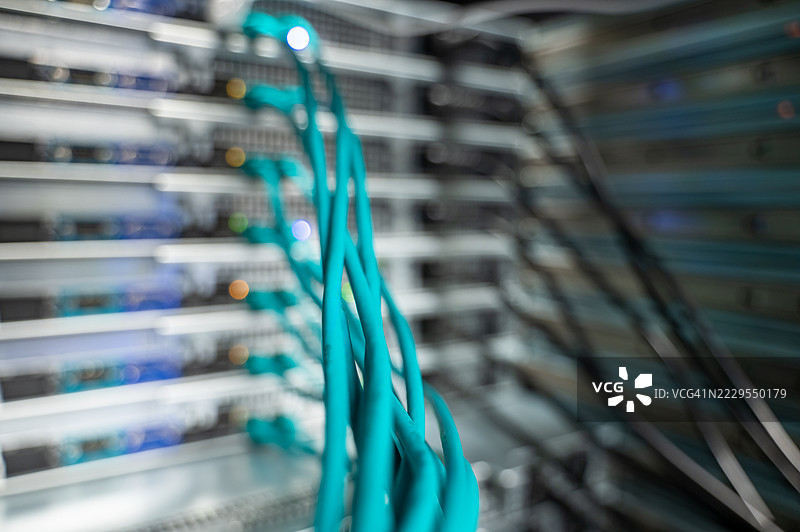 有序的网络机架布线图片素材