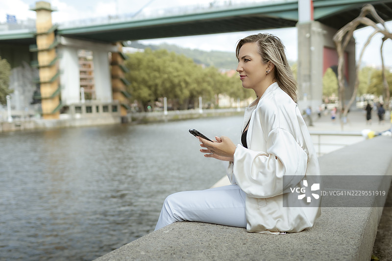 女性使用人工智能应用程序图片素材