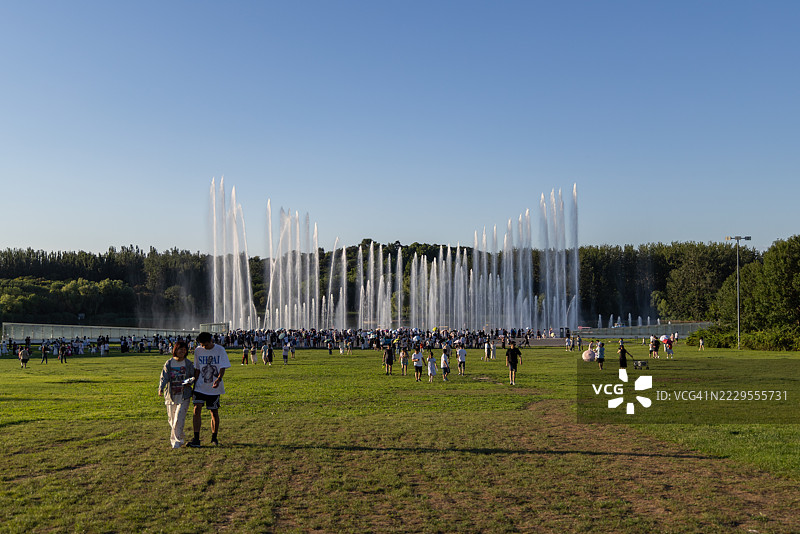 北京，中国，夏季城市森林公园中的大型音乐喷泉。图片素材
