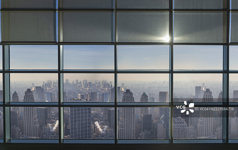 现代办公室窗户俯瞰城市。图片素材