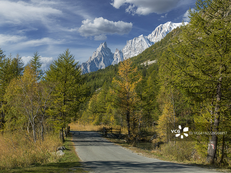 意大利。奥斯塔谷。来自费雷特谷的勃朗峰景观。图片素材