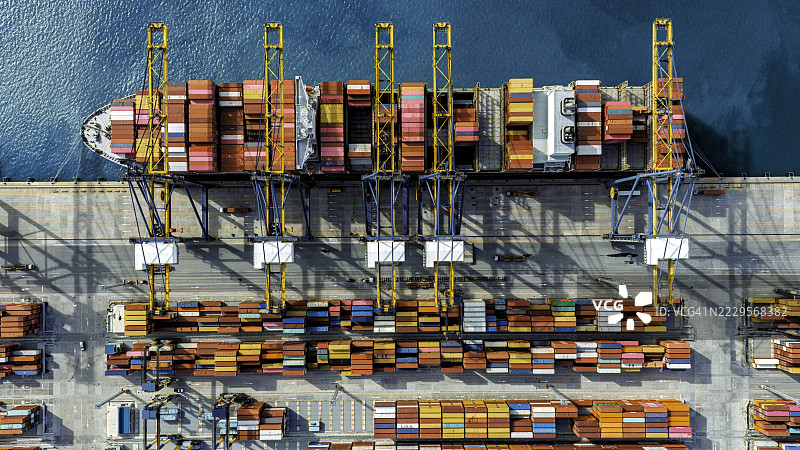 仓库港口的货船鸟瞰图。图片素材