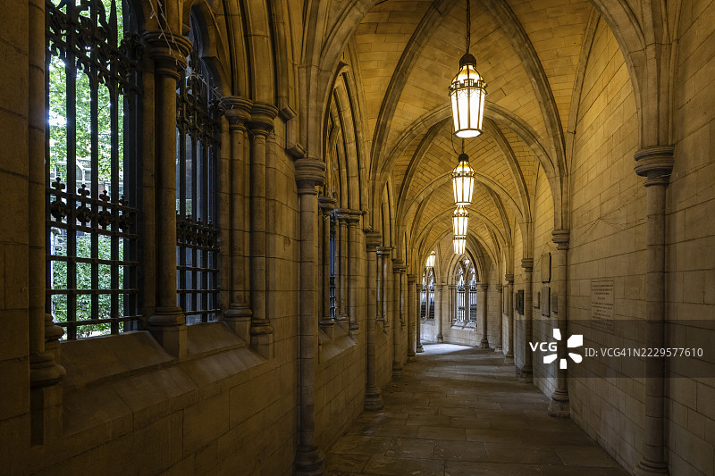 灯光照亮的哥特复兴式拱门，圣玛丽亚伯特教堂，肯辛顿，伦敦，英格兰，英国图片素材