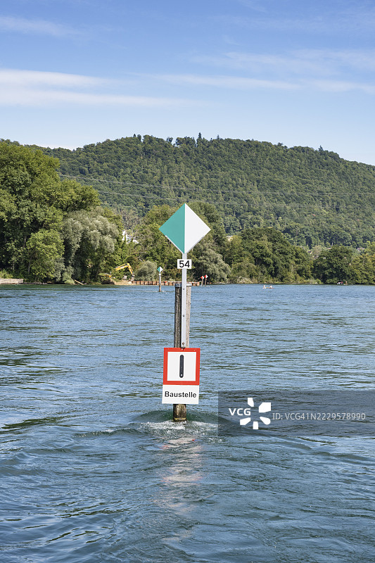 带有施工现场标志的导航标志，Wiffe，内陆航行标志，标记莱茵河、高莱茵河、赫米肖芬、瑞士沙夫豪森州的航道。图片素材