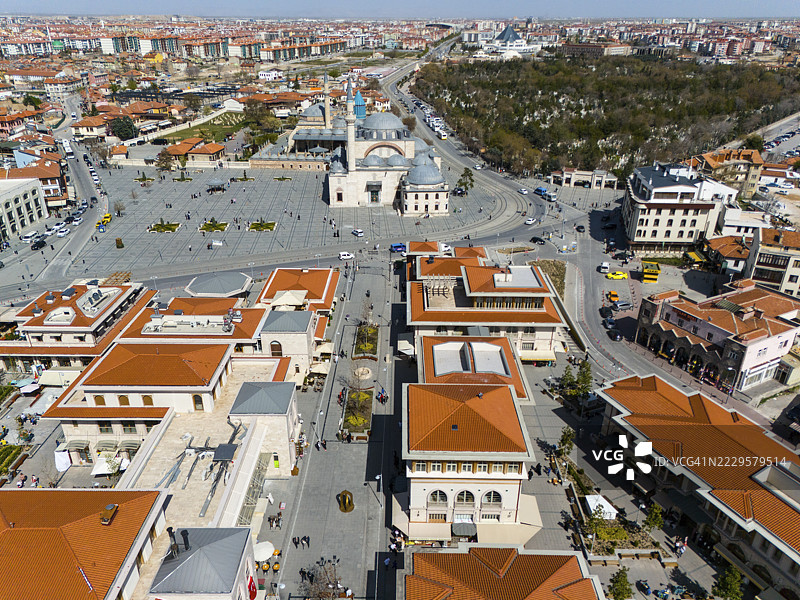 鸟瞰图,可以看到城镇广场以及周围带有标志性红屋顶的建筑,高空视角,步行区,梅夫拉那博物馆,梅夫拉那,地标,鲁米梅夫拉那陵墓,科尼亚苏丹塞利姆清真寺,科尼亚,安纳托利亚中部,土耳其图片素材