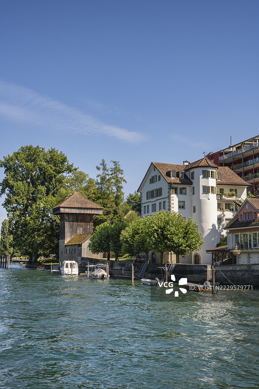 瑞士图尔高州迪森霍芬莱茵河畔，拥有历史悠久的木制Hänkiturm塔图片素材