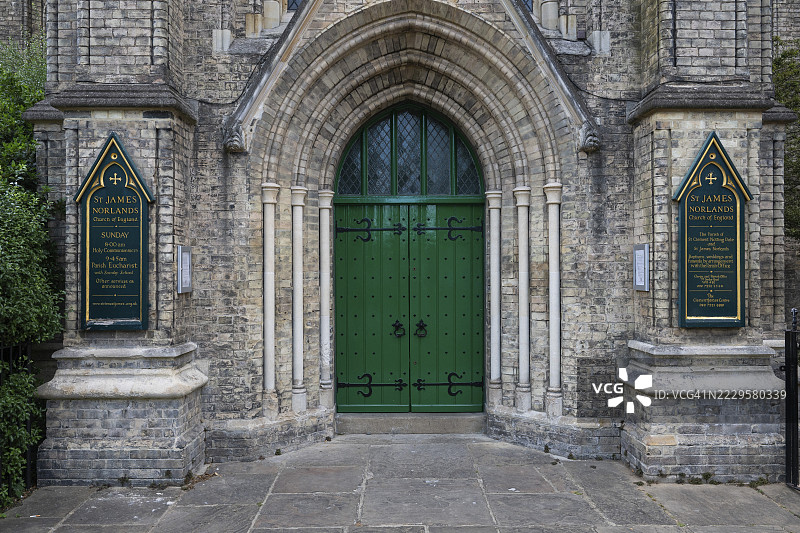 新哥特式教堂入口，绿色门，圣詹姆斯教堂，诺兰兹，建筑师刘易斯·沃尔米（Lewis Vulliamy）和罗伯特·朱厄尔·威瑟斯（Robert Jewell Withers），肯辛顿，伦敦，英格兰，英国图片素材