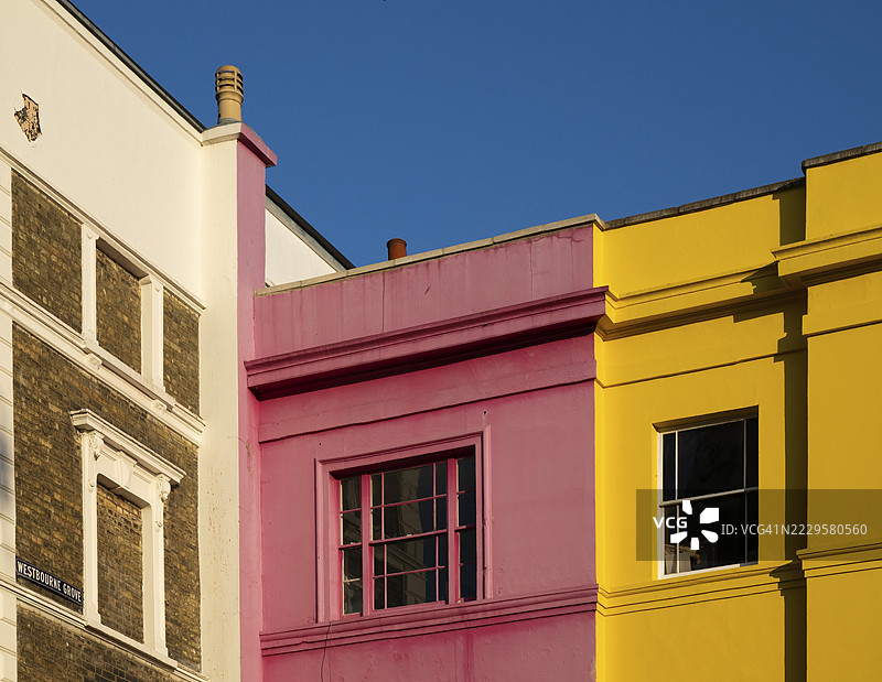 五颜六色的建筑立面，粉色、黄色和白色，蓝天，波多贝罗路，诺丁山，伦敦，英格兰，英国图片素材