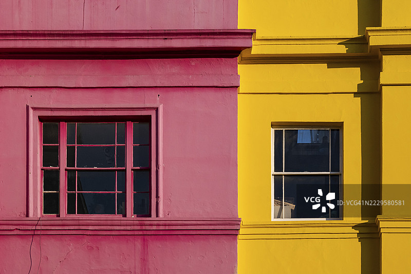 五颜六色的建筑外立面，粉色和黄色，波多贝罗路，诺丁山，伦敦，英格兰，英国图片素材