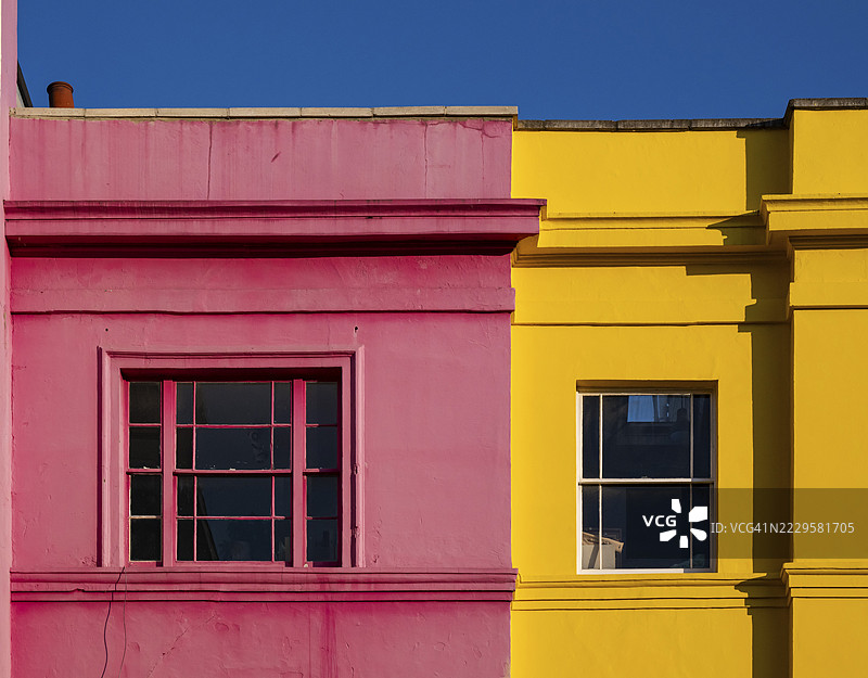 五颜六色的建筑立面，粉色和黄色，蓝天，波多贝罗路，诺丁山，伦敦，英格兰，英国图片素材
