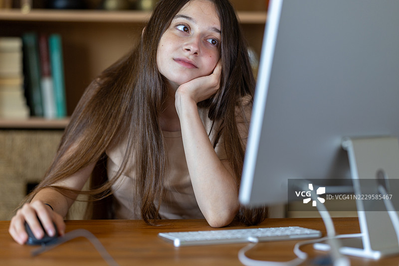 缺乏动力的青少年学生在家书桌前远望学习图片素材