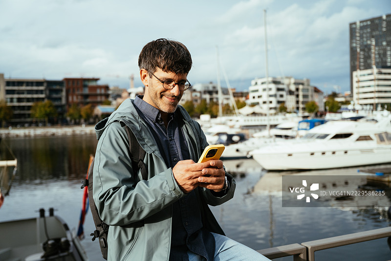 秋季独自旅行者参观市中心和游艇码头，周围停满了游艇和船只图片素材