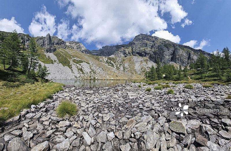 阿尔扎湖或阿格罗湖与博尼安科谷的科斯塔·德尔·多索山，联合国教科文组织生物圈保护区提契诺·瓦尔格兰德·韦尔巴诺图片素材