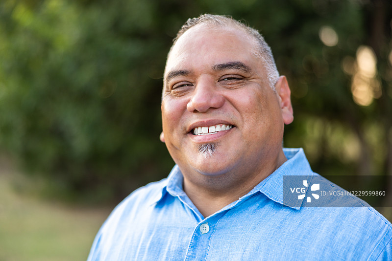 微笑的成熟拉丁裔男性肖像图片素材