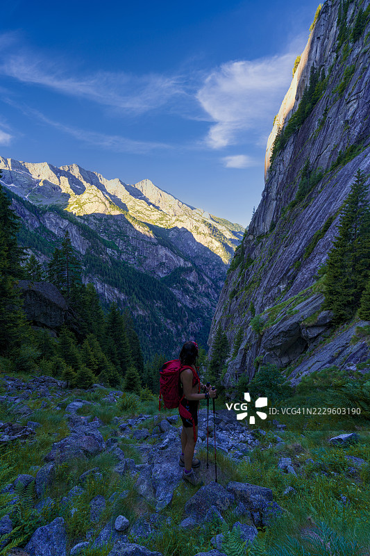 黎明时分，女性在山中徒步旅行图片素材
