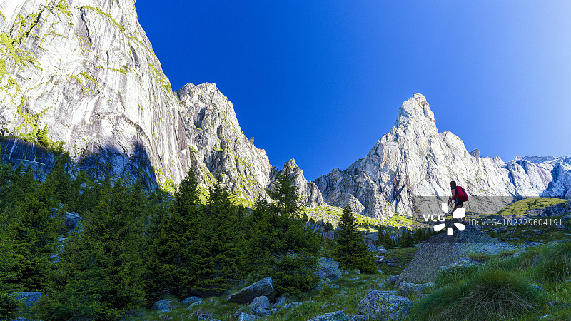 黎明时分，女性在山中徒步旅行图片素材