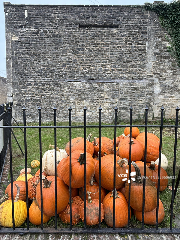 万圣节南瓜装饰在门廊上图片素材