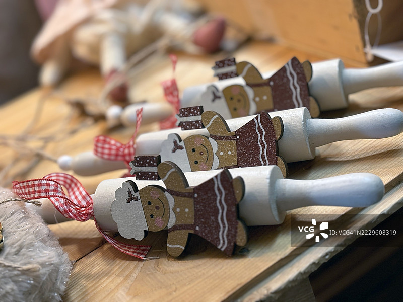 市场摊位出售的圣诞装饰品图片素材