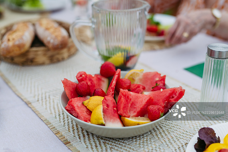 花园派对桌上的新鲜水果。图片素材