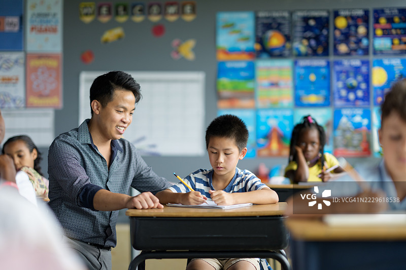 教师在多元化课堂环境中协助学生图片素材