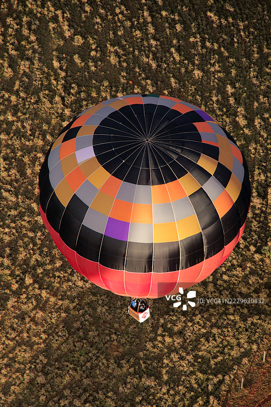 在卡纳斯特拉山脉飞行的热气球图片素材