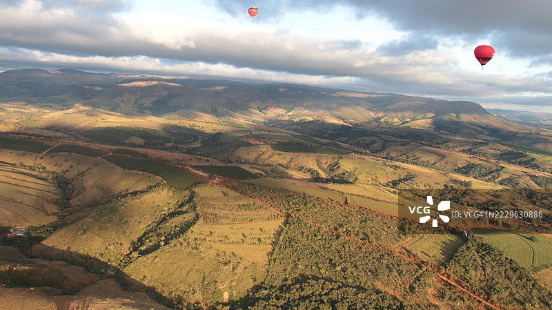 在卡纳斯特拉山脉飞行的热气球图片素材