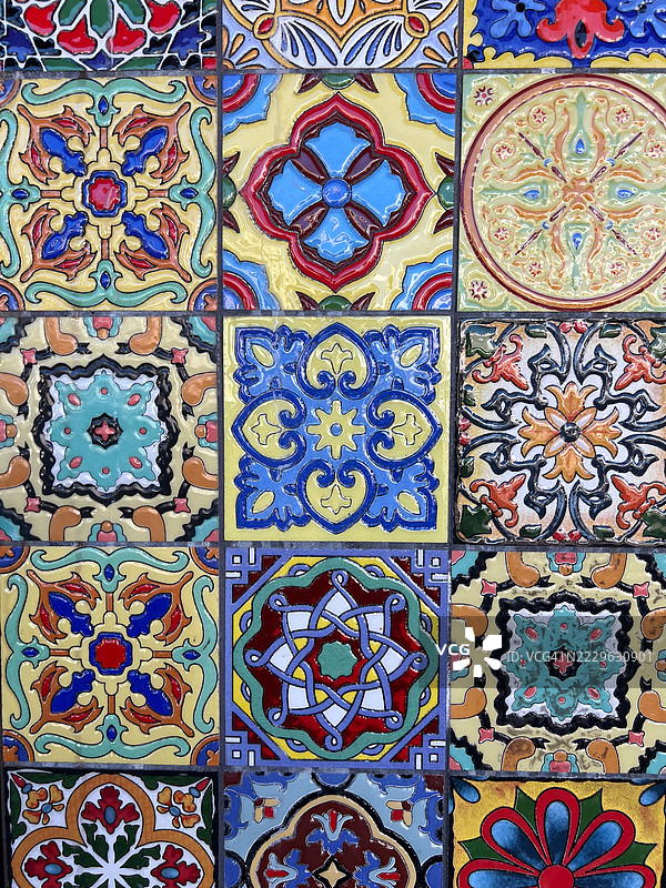 色彩斑斓的西班牙墨西哥瓷砖图片素材