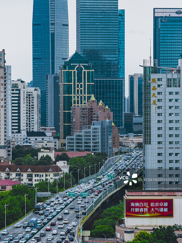 现代城市的交通拥堵，鸟瞰图图片素材