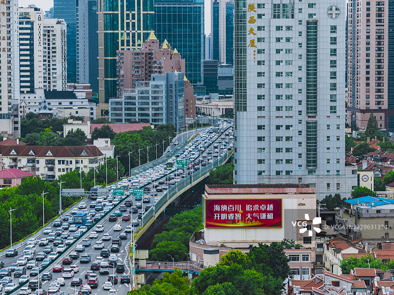 现代城市的交通拥堵，鸟瞰图图片素材