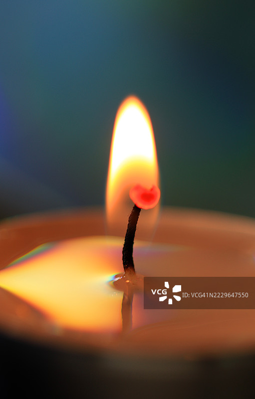 蜡烛在青色背景下的特写照图片素材